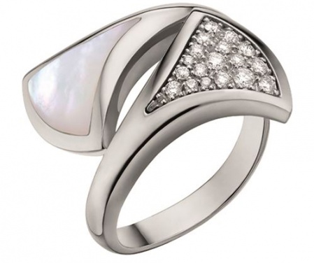 Bvlgari 18k white gold mother of pearl and diamond diva dream ring H0